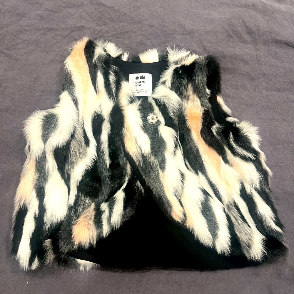 Omami Mini, faux fur vest in 5T. No tags, but never worn! Perfect condition.